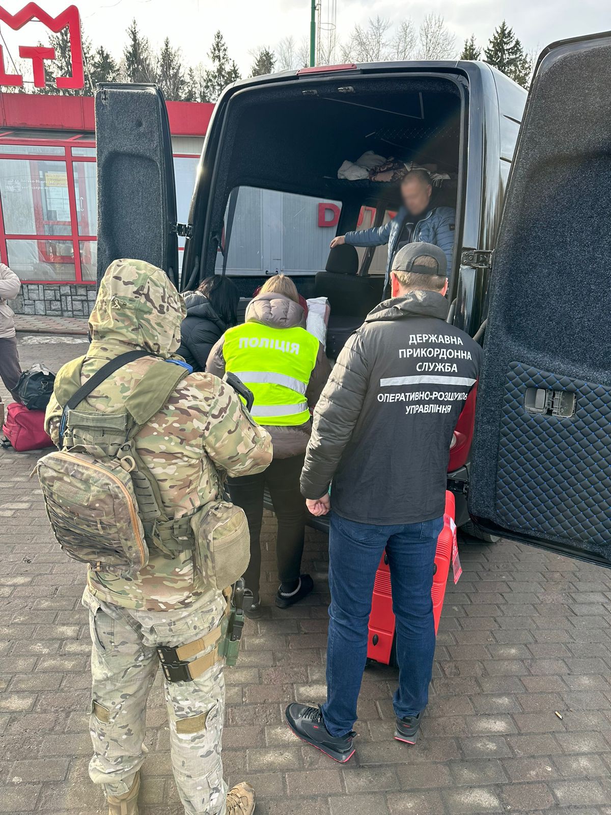 На кордоні затримали автобус з жінками, яких хотіли вивезти за кордон для сексуальної експлуатації - фото 2