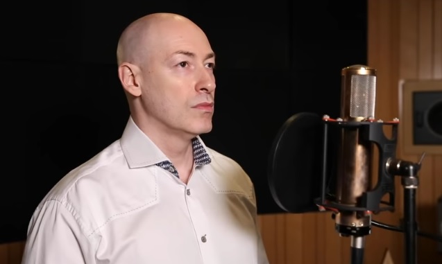 Пение — одно из любимых хобби журналиста Дмитрия Гордона 
