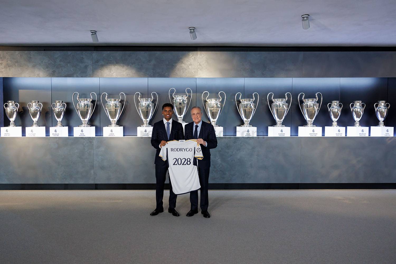 Мадридский ”Реал” продлил контракт игрока с отступными в 1 миллиард евро (фото) - фото 2
