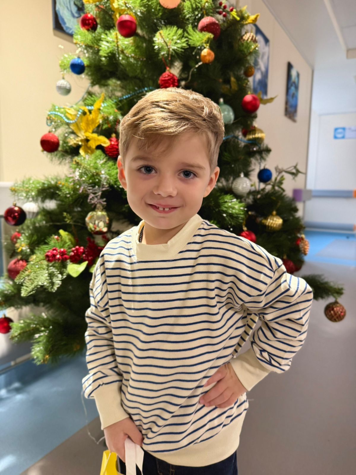 В Киеве в магазине обуви полка упала на трехлетнего мальчика - фото 2 В Киеве в магазине обуви полка упала на трехлетнего мальчика - фото 2