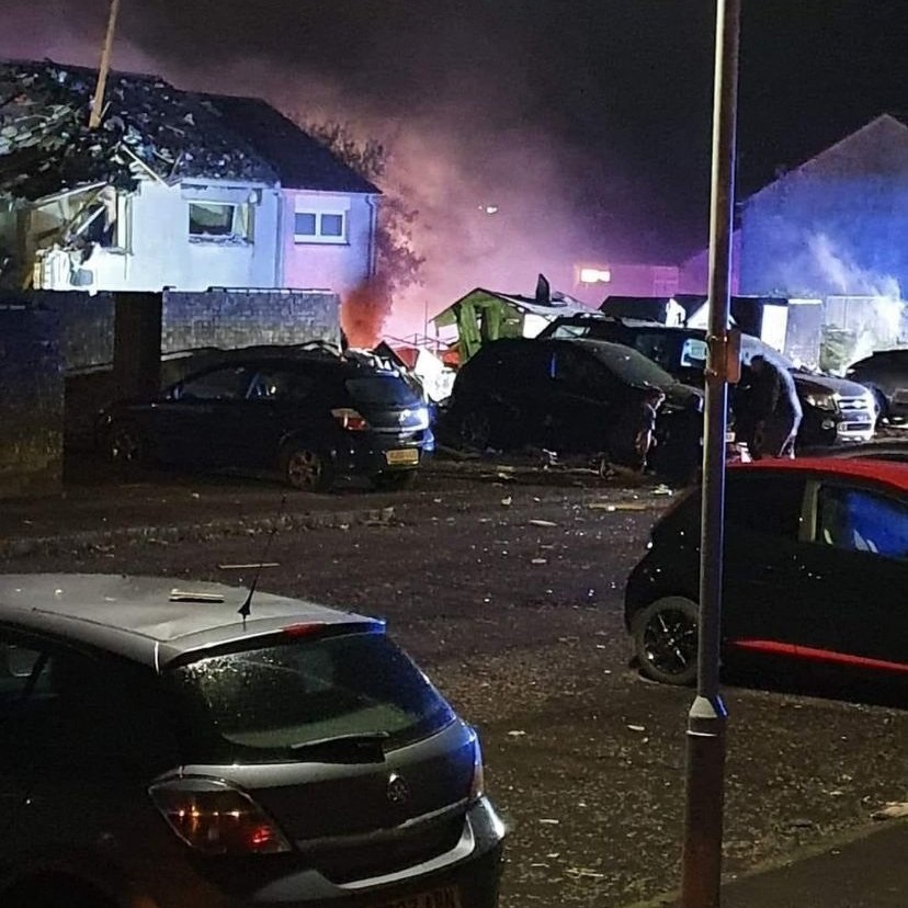 В Шотландии взрыв разрушил сразу несколько жилых домов: есть пострадавшие (ФОТО)  - фото 3