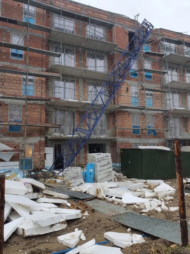 В Польше шторм убивает людей: огромный строительный кран рухнул на здание (ВИДЕО) - фото 3