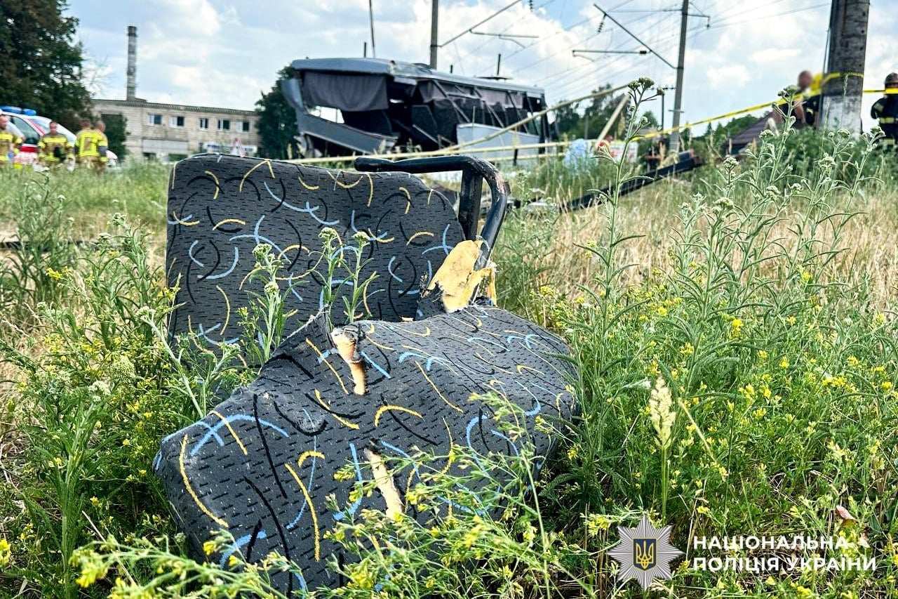 Смертельное ДТП на железнодорожном переезде в Ровенской области: поезд протаранил маршрутку, много погибших - фото 2