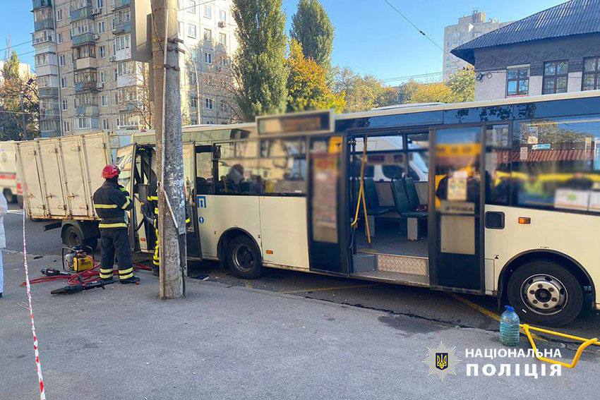 В ДТП в Киеве погибла пассажирка маршрутки и еще травмированы: что будет виновному - фото 2