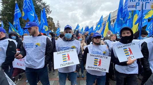 Под Верховной Радой прошел митинг ОПЗЖ в поддержку Медведчука - фото 3