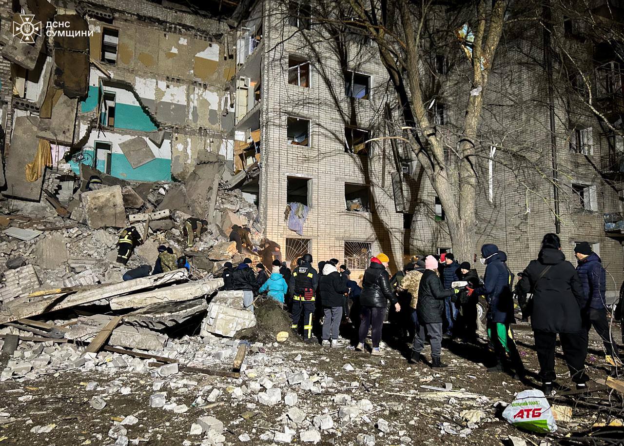 Окупанти здійснили обстріл гуртожитку: багато загиблих, серед них – дитина (ОНОВЛЕНО) - фото 2