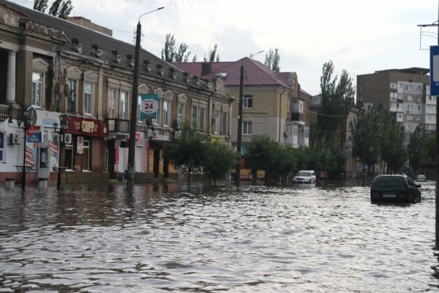 Відомі українські курорти пішли під воду і опинилися без світла (фото, відео) - фото 4
