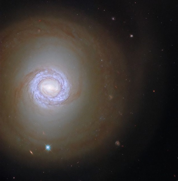 NASA Hubble зафільмував галактику в Печі: як вона виглядає (ФОТО) - фото 2