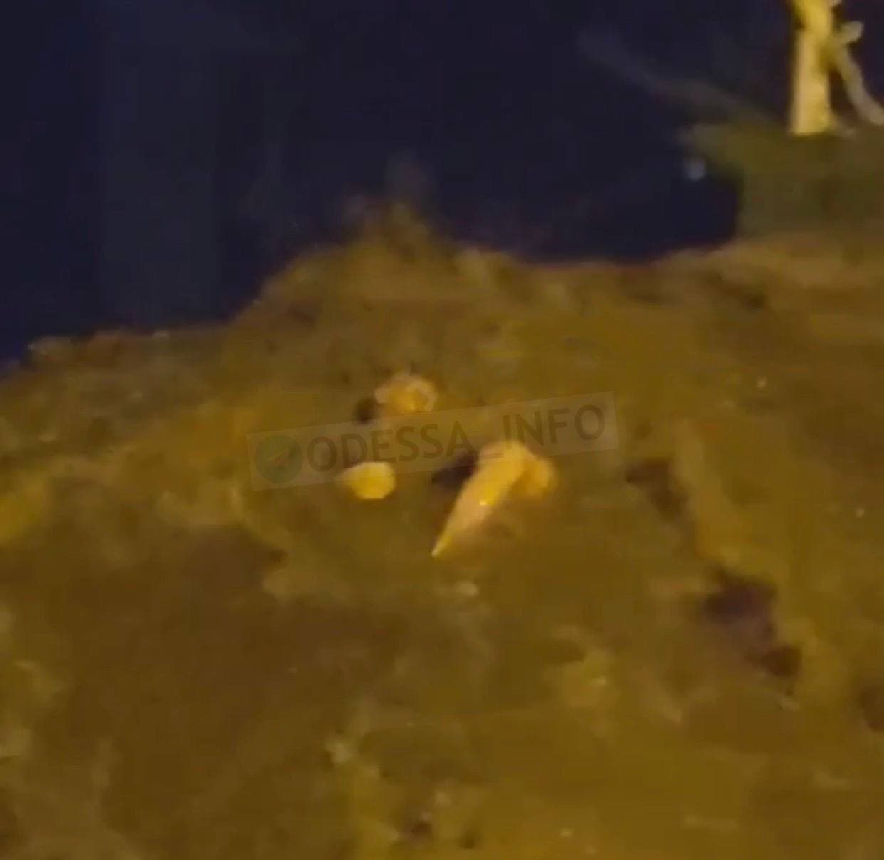 В Одессе ”большая вода” носила по улицам города тело умершего мужчины (ВИДЕО, ФОТО) - фото 2