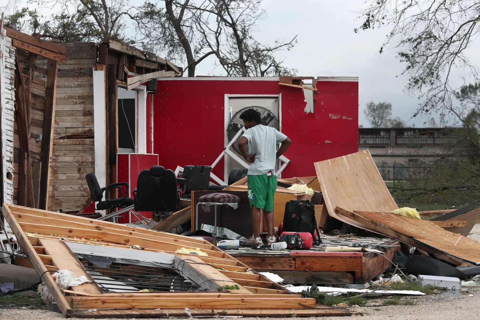 Опубликованы ужасающие фото последствий тропического шторма «Лаура» в США - фото 32