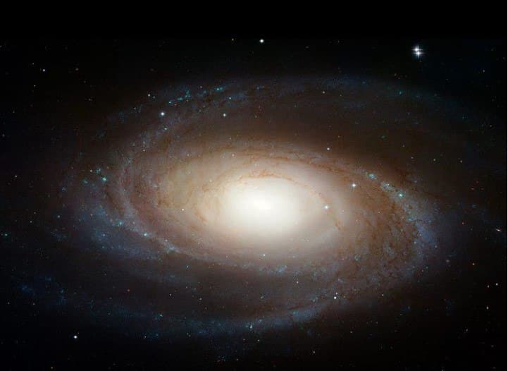 У 15 разів важче Чумацького Шляху: NASA Hubble зафільмував галактику з гігантською чорною діркою всередині (ФОТО) - фото 2