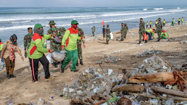 Популярний пляж на Балі завалений тоннами сміття: в мережі опубліковані фото - фото 2