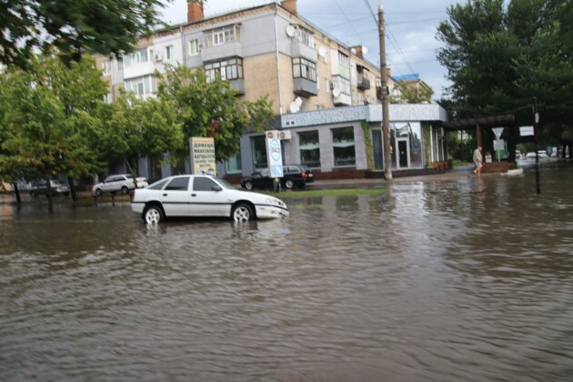 Известные украинские курорты ушли под воду и оказались без света (фото, видео) - фото 2