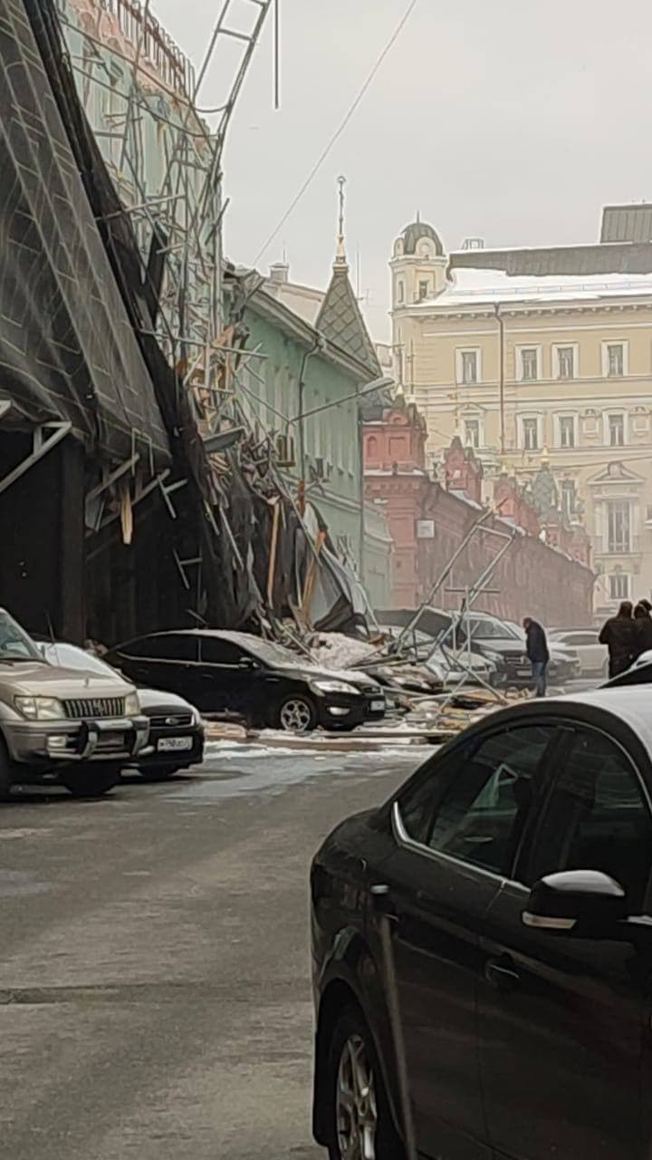 Постраждали президентські машини: навпроти Держдуми РФ впали будівельні риштування (ФОТО) - фото 3