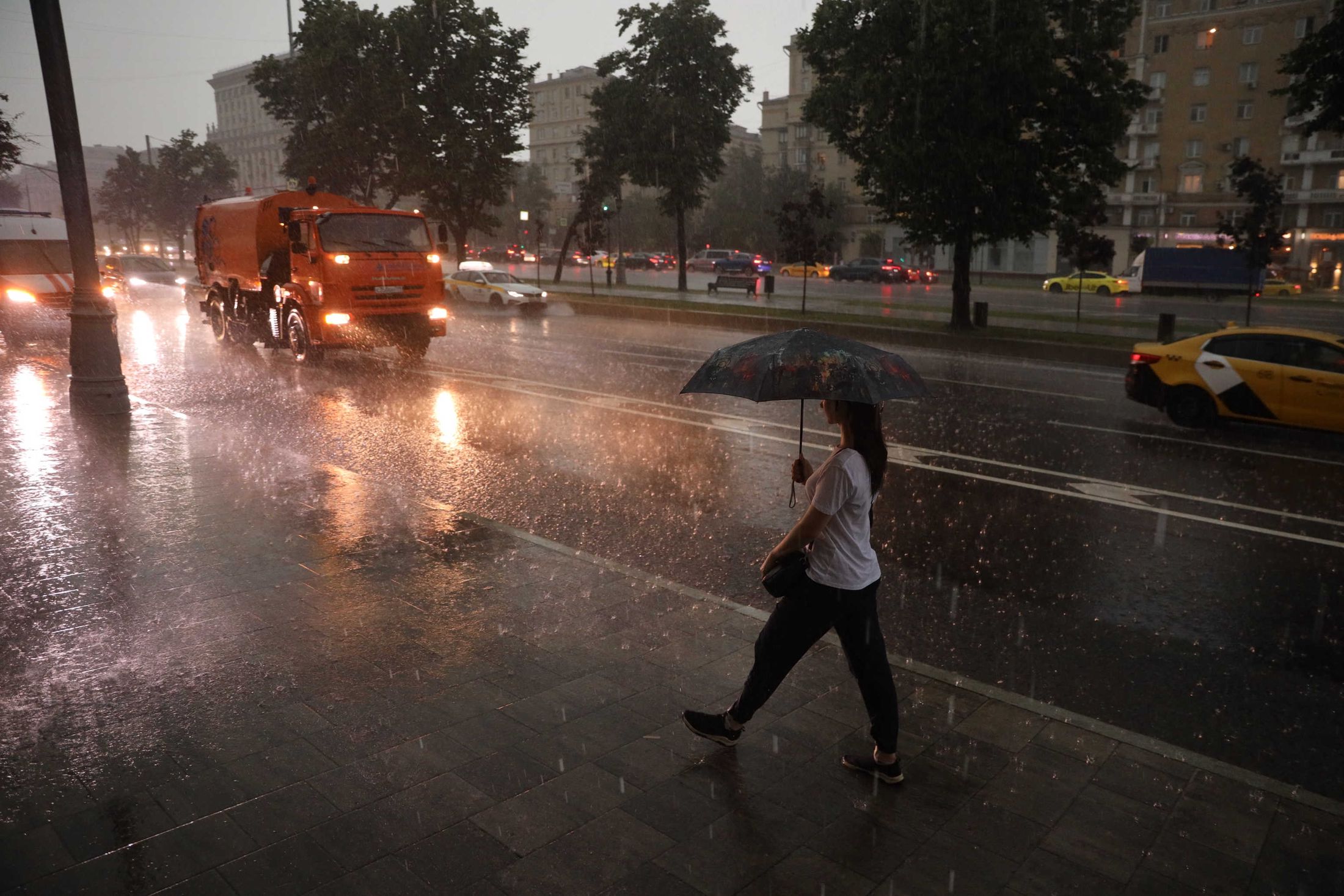 Затоплені таксі та зірвані дахи: з якою негодою зіткнулася Москва (ФОТО, ВІДЕО) - фото 4