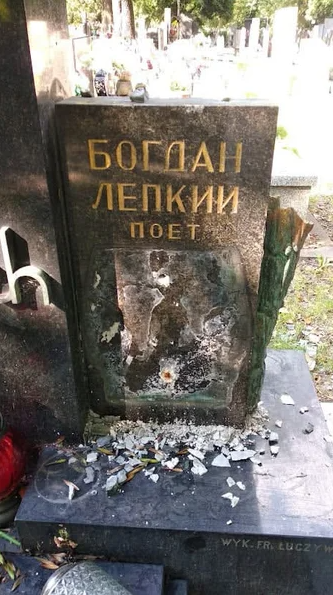Новый скандал: в Кракове вандалы повредили могилу выдающегося украинца (ФОТО) - фото 2 Новый скандал: в Кракове вандалы повредили могилу выдающегося украинца (ФОТО) - фото 2