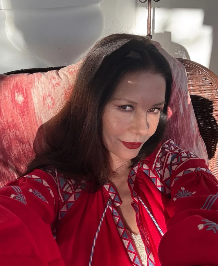 Кэтрин Зета-Джонс в вышиванке очаровала украинцев на Пасху (ФОТО) - фото 2