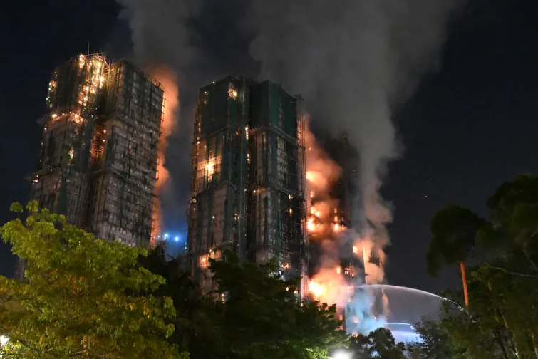 В Китае масштабный пожар охватил жилищный комплекс: десятки жертв застряли в домах (ФОТО, ВИДЕО) - фото 2