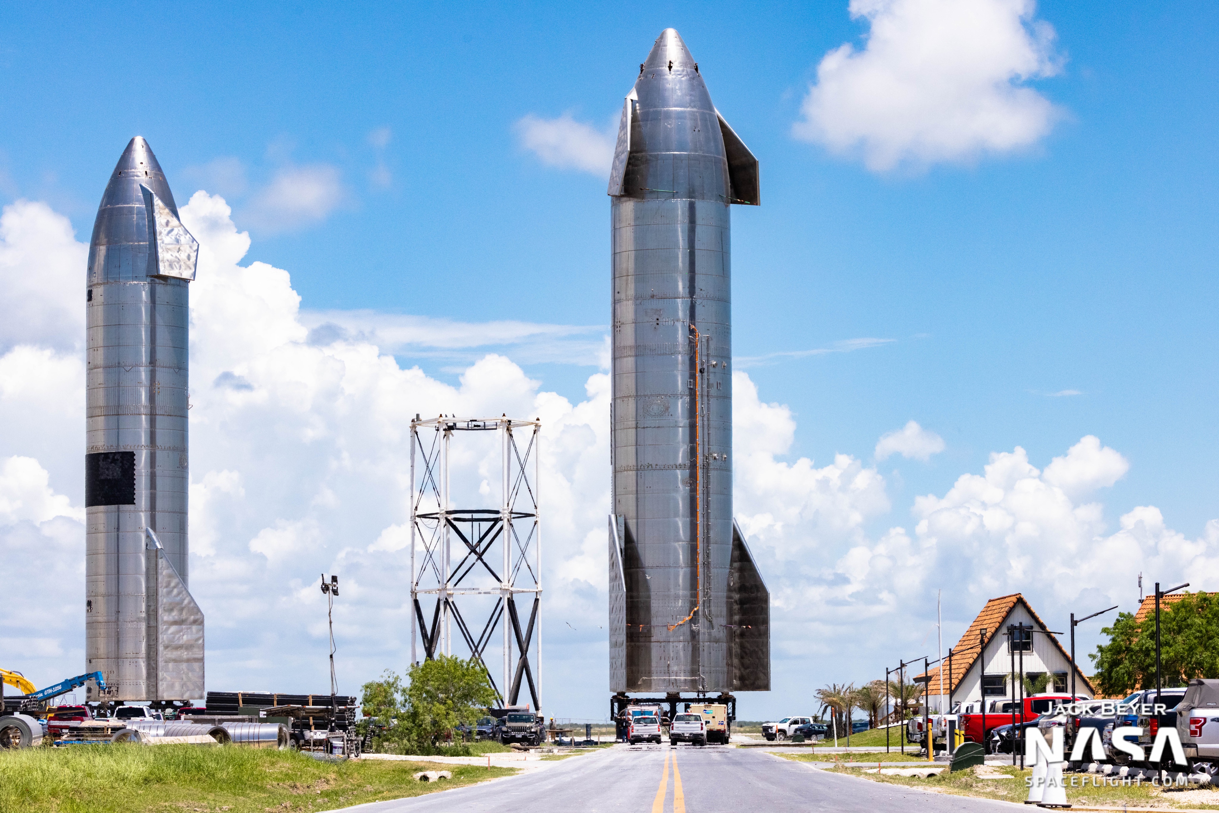 Ілон Маск показав два космічних корабля Starship і перейменувався в Twitter (ФОТО) - фото 2