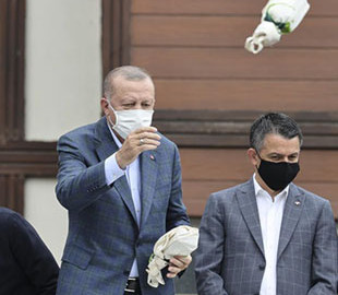 Президент Турции забросал толпу погорельцев чаем и вызвал гнев народа - фото 3