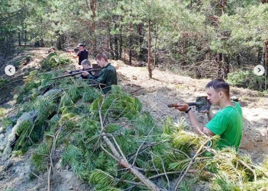 Копать окопы и стрелять из лопаты: как школьников в Беларуси готовят к войне (ФОТО) - фото 2