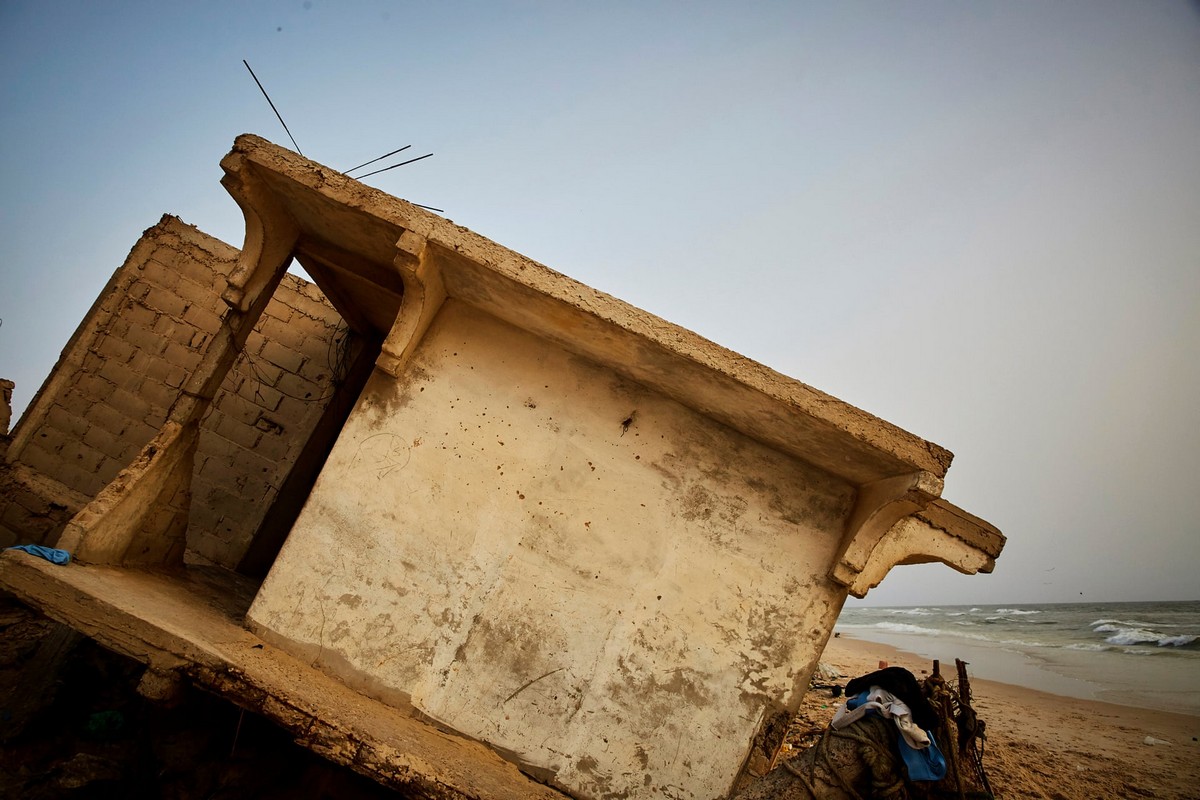 Фоторепортаж: африканский город Сен-Луи поглощается океаном - фото 11