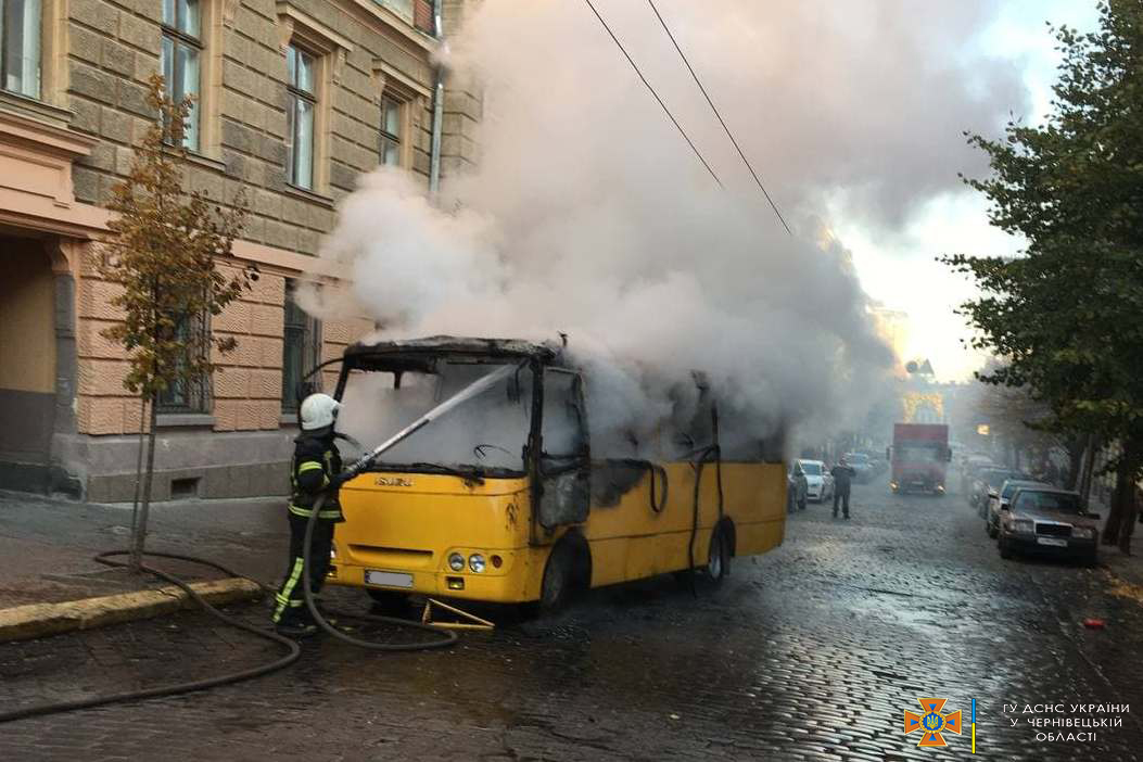 В центрі Чернівців під час руху спалахнула маршрутка - фото 3