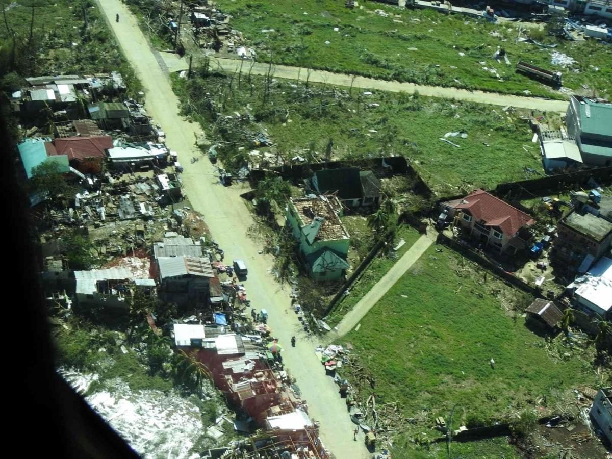 На Филиппинах увеличилось число жертв супертайфуна: стихия превратила населённые пункты в руины (ФОТО)  - фото 2