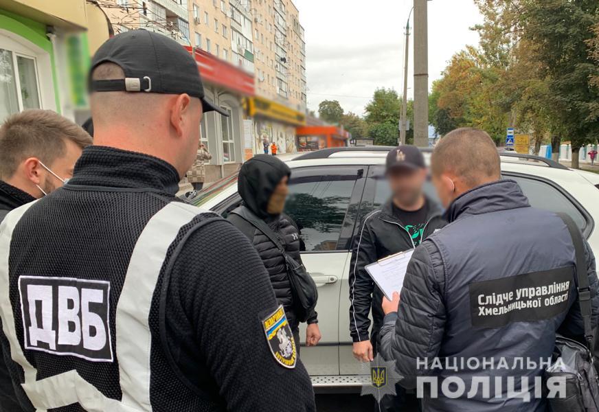 В Хмельницкой области неизвестные повредили авто родственника полицейского за ”долги” - фото 2