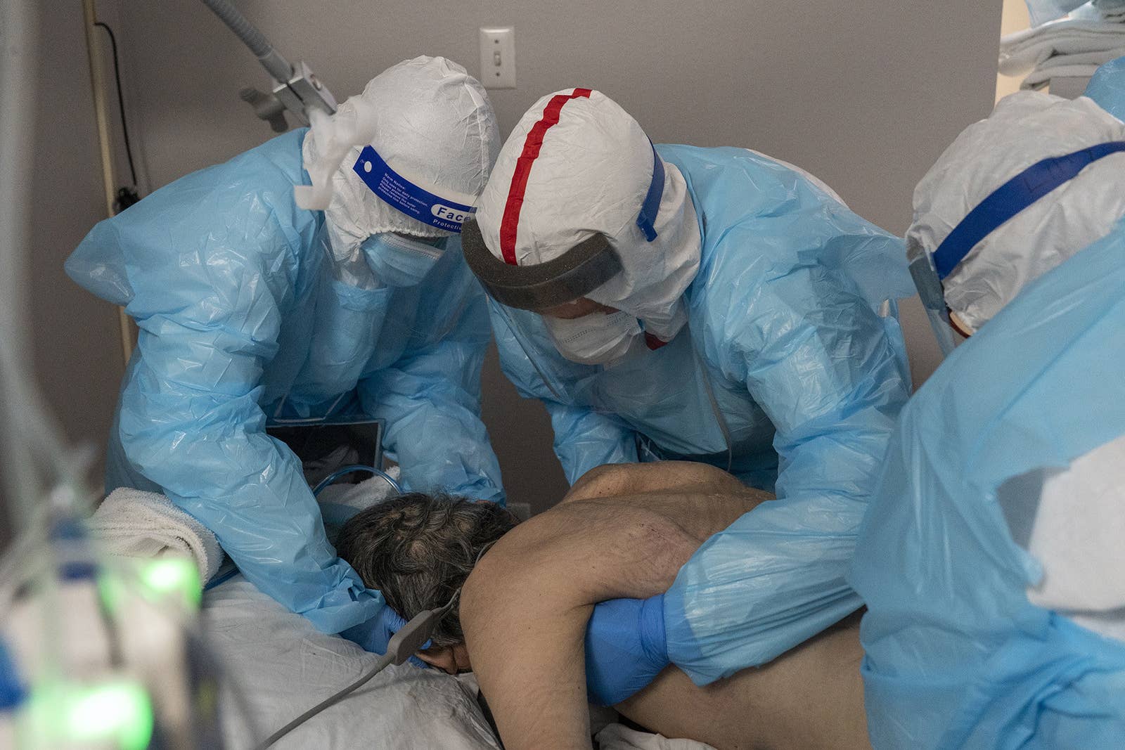 До слёз: фотограф из Техаса показал снимки, сделанные в госпитале, где лежат с COVID-19 - фото 13