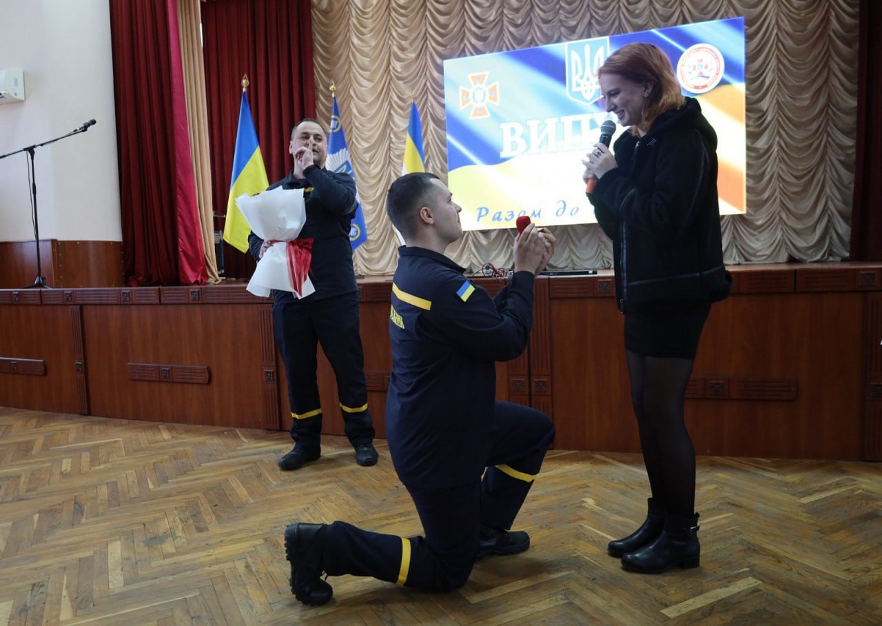 ДСНСники здивували усіх на випускному в університеті: що сталося - фото 2