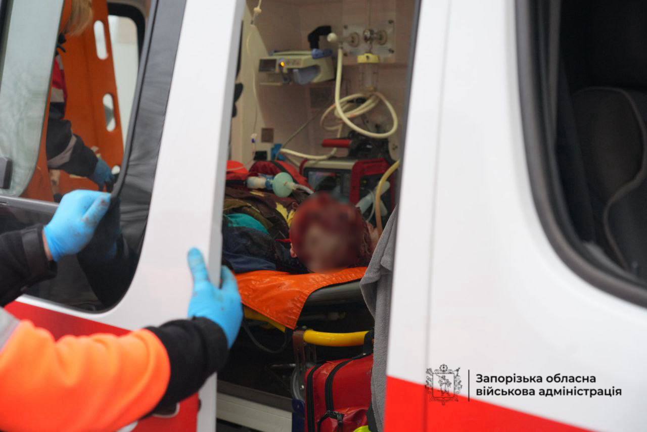 Оккупанты авиабомбами обстреляли Запорожье: есть попадание в дом (ОБНОВЛЯЕТСЯ) - фото 2