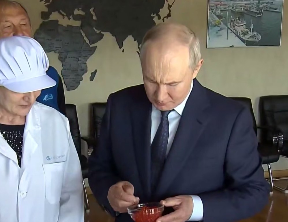 У Путина на лбу заметили ”трезубец”: в сети насмехаются из-за курьезного видео - фото 2