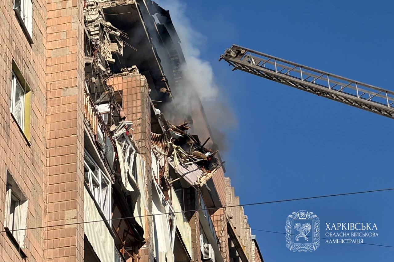 Мощные взрывы в Харькове: есть попадания в жилой дом (ОБНОВЛЯЕТСЯ) - фото 2