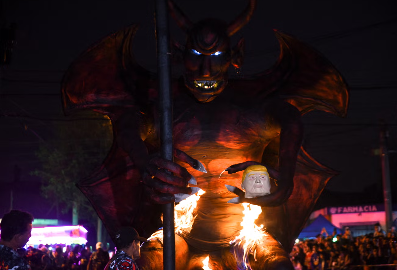 В Гватемале сожгли обезглавленное чучело Трампа в руках дьявола (ФОТО, ВИДЕО) - фото 2 В Гватемале сожгли обезглавленное чучело Трампа в руках дьявола (ФОТО, ВИДЕО) - фото 2