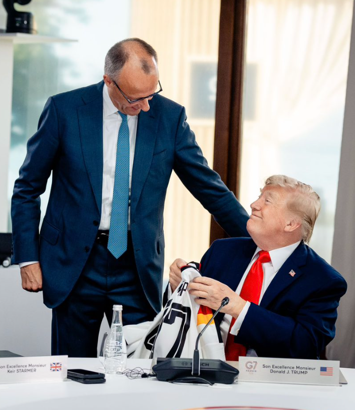 Мерц показав свій незвичний подарунок Трампу на 80-річчя (ФОТО) - фото 2