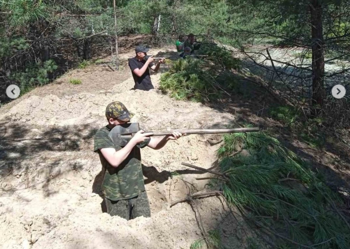 Копать окопы и стрелять из лопаты: как школьников в Беларуси готовят к войне (ФОТО) - фото 3