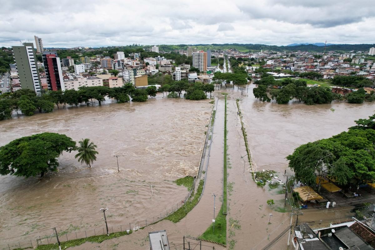 Разрушенные дамбы и погибшие: Бразилия страдает от масштабных наводнений (ФОТО)  - фото 2
