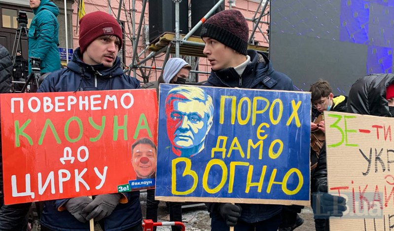 Под Печерским судом собрались сторонники Порошенко: рядом - несколько автозаков (ФОТО)  - фото 5