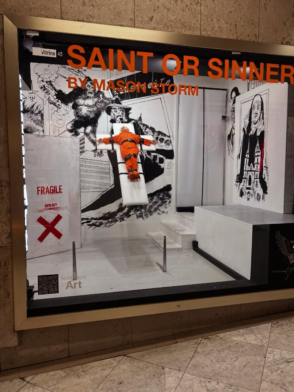 Страшную скульптуру Дональда Трампа в тюремной робе представили на кресте (ФОТО) - фото 2