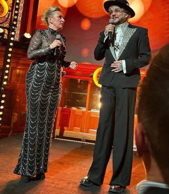  В России высмеяли Захарову за нелепый наряд ты вид (ФОТО) - фото 2