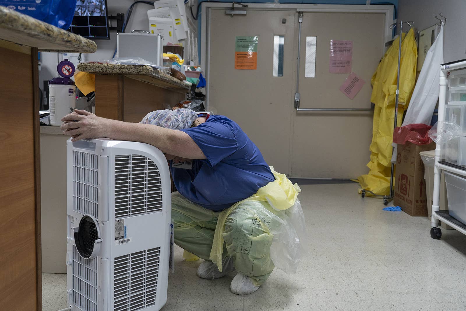 До слёз: фотограф из Техаса показал снимки, сделанные в госпитале, где лежат с COVID-19 - фото 2