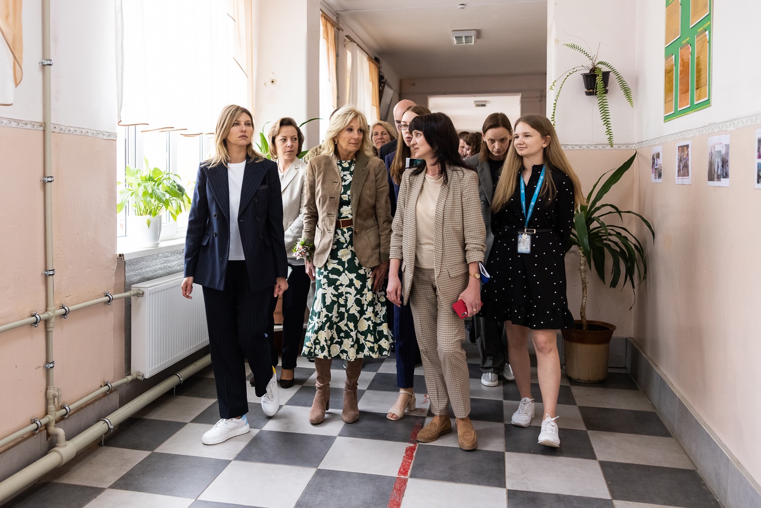 Візит першої леді США: Джилл Байден зустрілася з переселенцями в Ужгороді (ФОТО) - фото 3