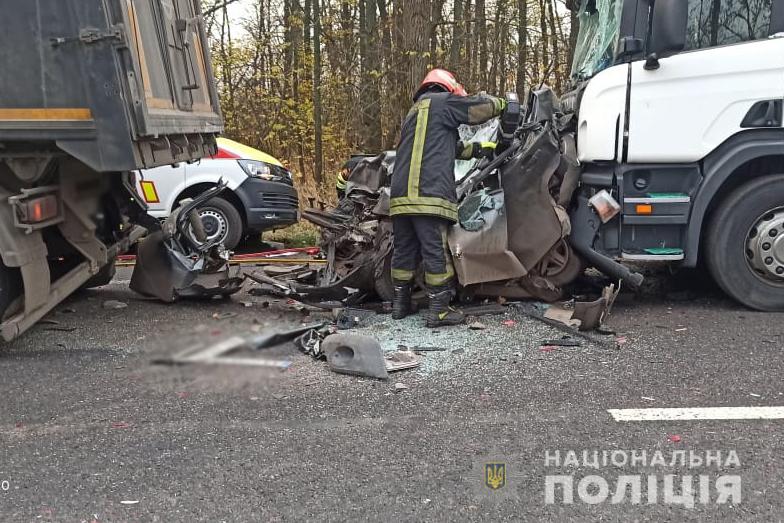 У Черкаській області страшне ДТП: Ланос затиснуло між двома фурами, загинула жінка-водій та її 5-річний син - фото 2