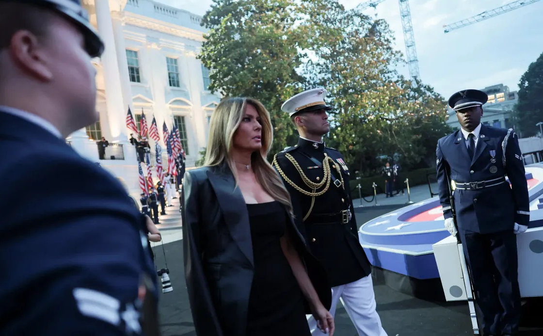 Мелания поразила эффектным платьем с декольте на дне рождения Трампа (ФОТО) - фото 2 Мелания поразила эффектным платьем с декольте на дне рождения Трампа (ФОТО) - фото 2