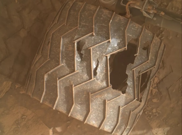 Образовались огромные дыры: Марсоход NASA получил повреждения на Красной планете (ФОТО) - фото 2