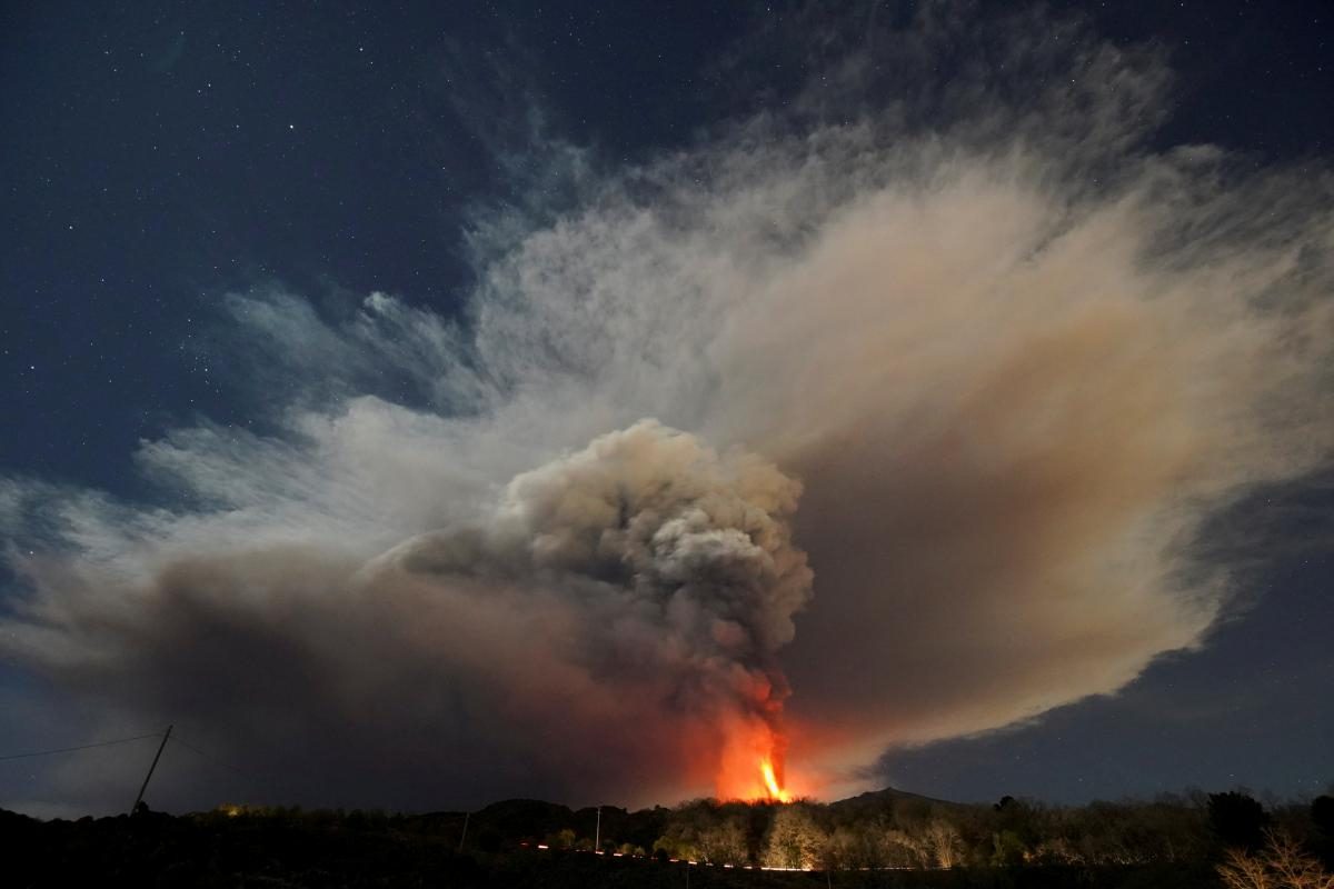 Самый большой вулкан в Европе начал извергаться: мощные взрывы озарили ночное небо (ФОТО)   - фото 3