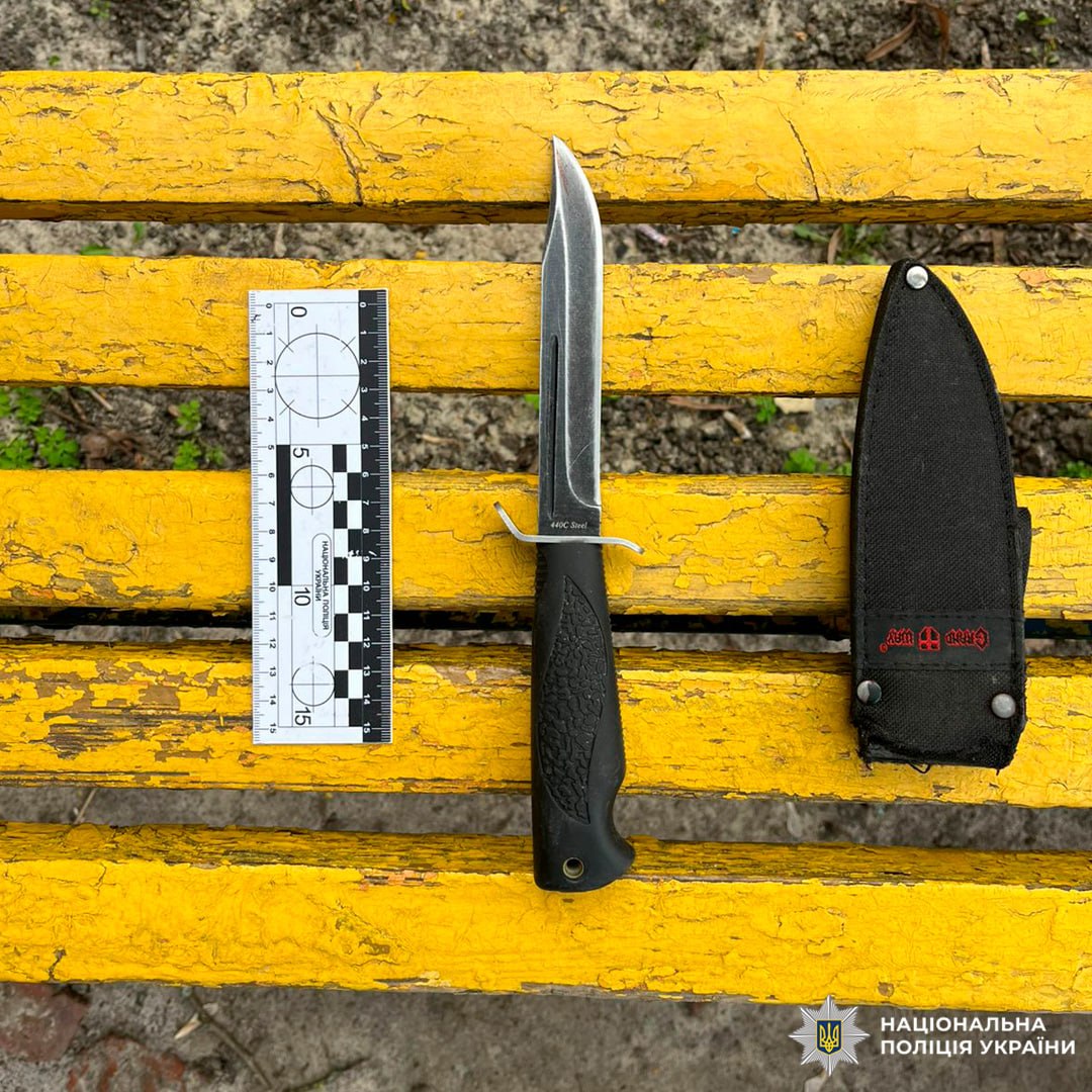 Озброєний напад на ТЦК у Харкові: зловмисник із гранатами та ножем поранив військового - фото 2