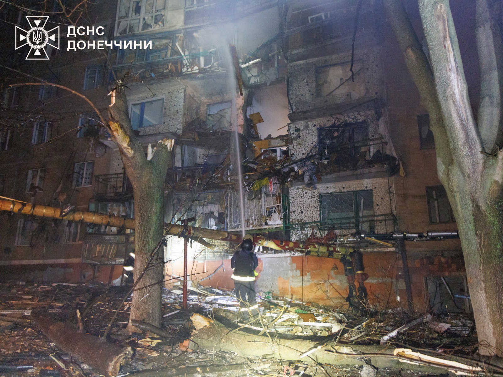 Смертельный удар по Краматорску: загорелась многоэтажка с людьми - фото 2