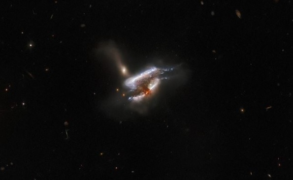 NASA запечатлело столкновение сразу трех галактик (ФОТО) - фото 2